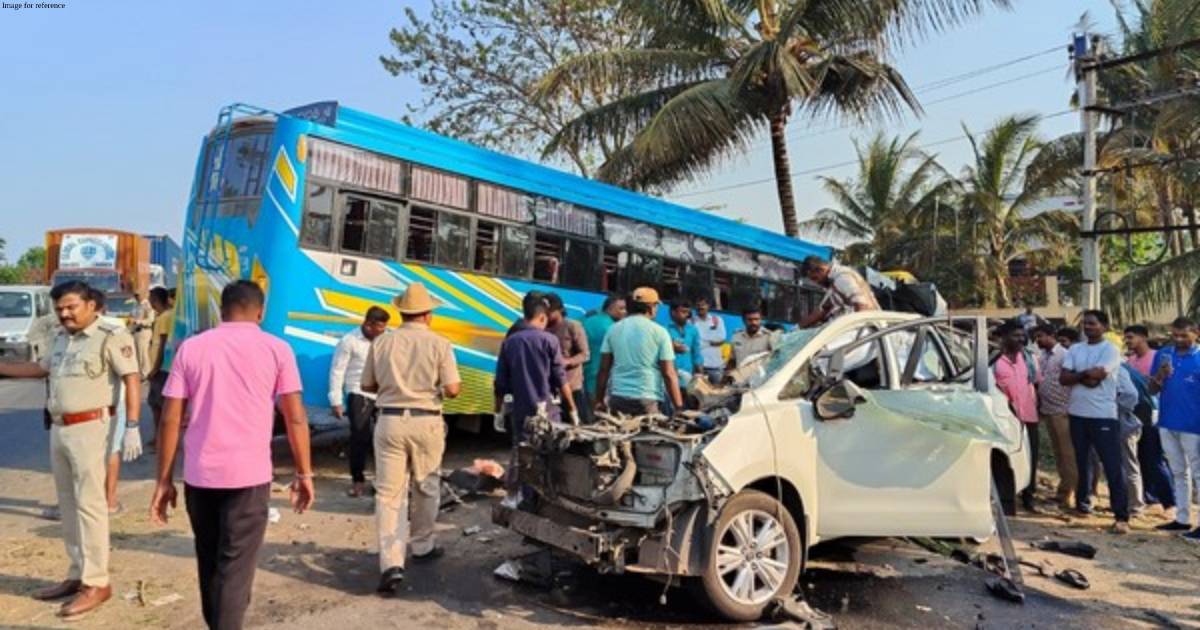 Karnataka: Four killed in car-bus collision in Tumkur